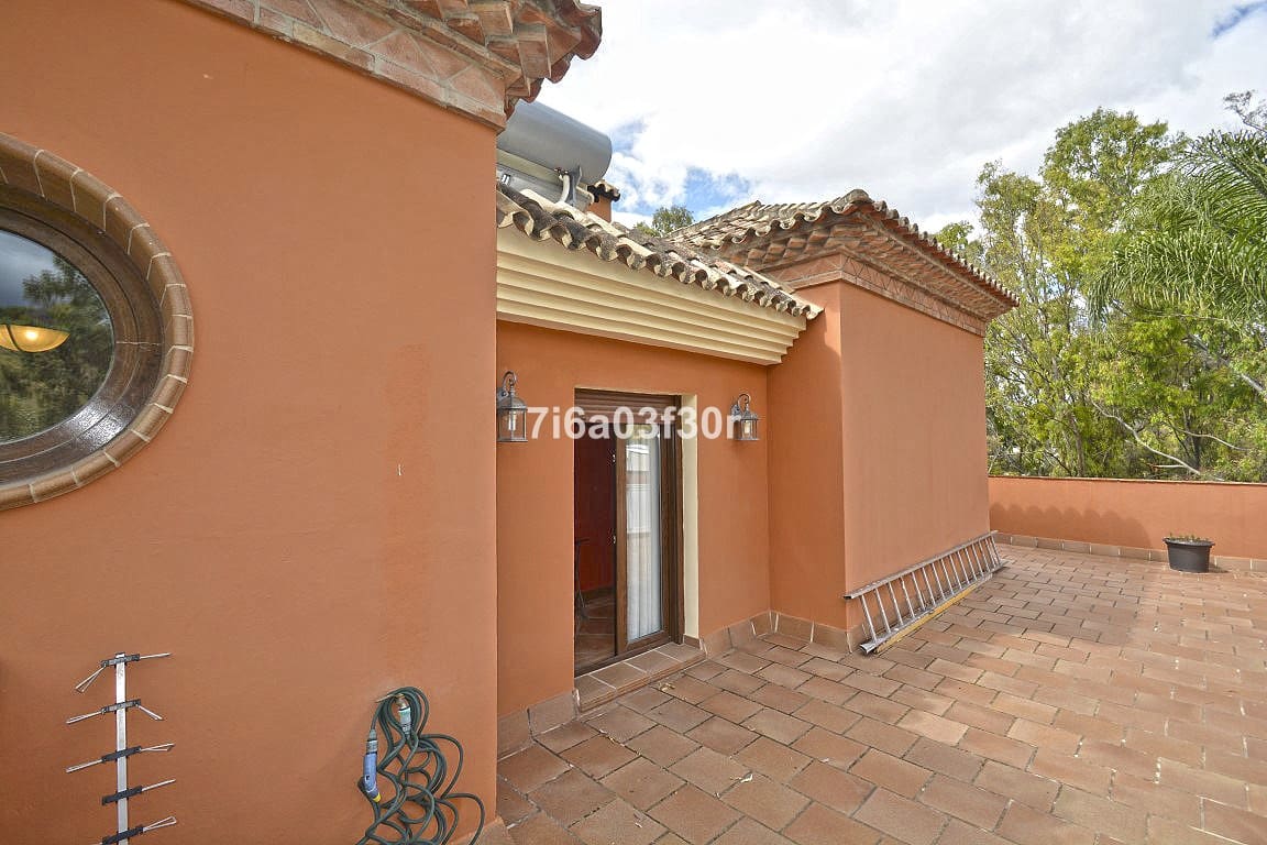 4 makuuhuone Huvila lomavuokrausta paikassa Nueva Andalucia mukana uima-altaan 
autotalli - 3 500 € (Ref: 10032435)