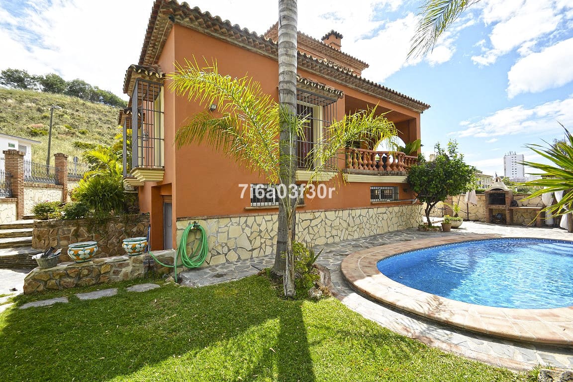 4 makuuhuone Huvila lomavuokrausta paikassa Nueva Andalucia mukana uima-altaan 
autotalli - 3 500 € (Ref: 10032435)