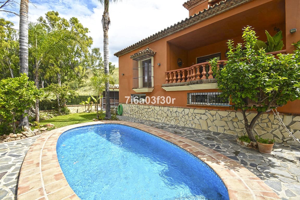 4 makuuhuone Huvila lomavuokrausta paikassa Nueva Andalucia mukana uima-altaan 
autotalli - 3 500 € (Ref: 10032435)