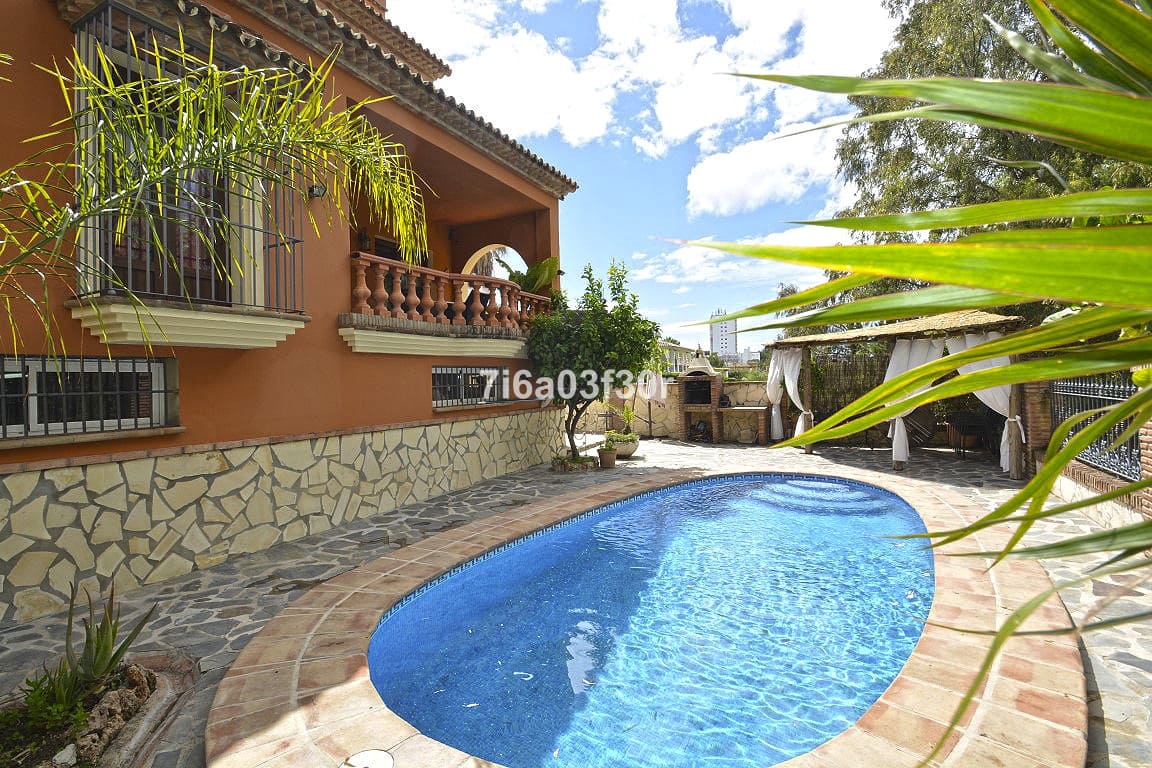 4 makuuhuone Huvila lomavuokrausta paikassa Nueva Andalucia mukana uima-altaan 
autotalli - 3 500 € (Ref: 10032435)