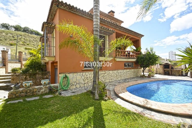 4 makuuhuone Huvila lomavuokrausta paikassa Nueva Andalucia, Marbella mukana uima-altaan 
autotalli - 3 500 € (Ref: 10032435)