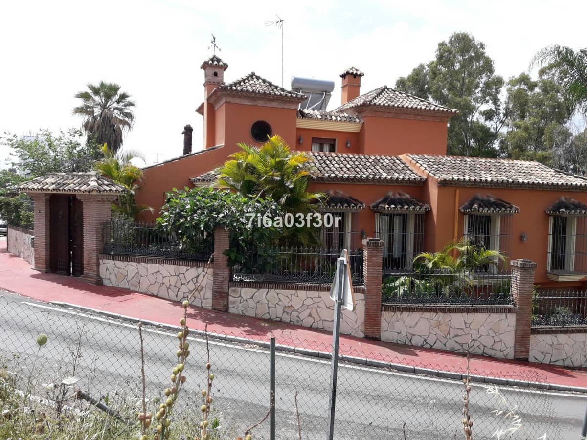 4 makuuhuone Huvila lomavuokrausta paikassa Nueva Andalucia mukana uima-altaan 
autotalli - 3 500 € (Ref: 10032435)