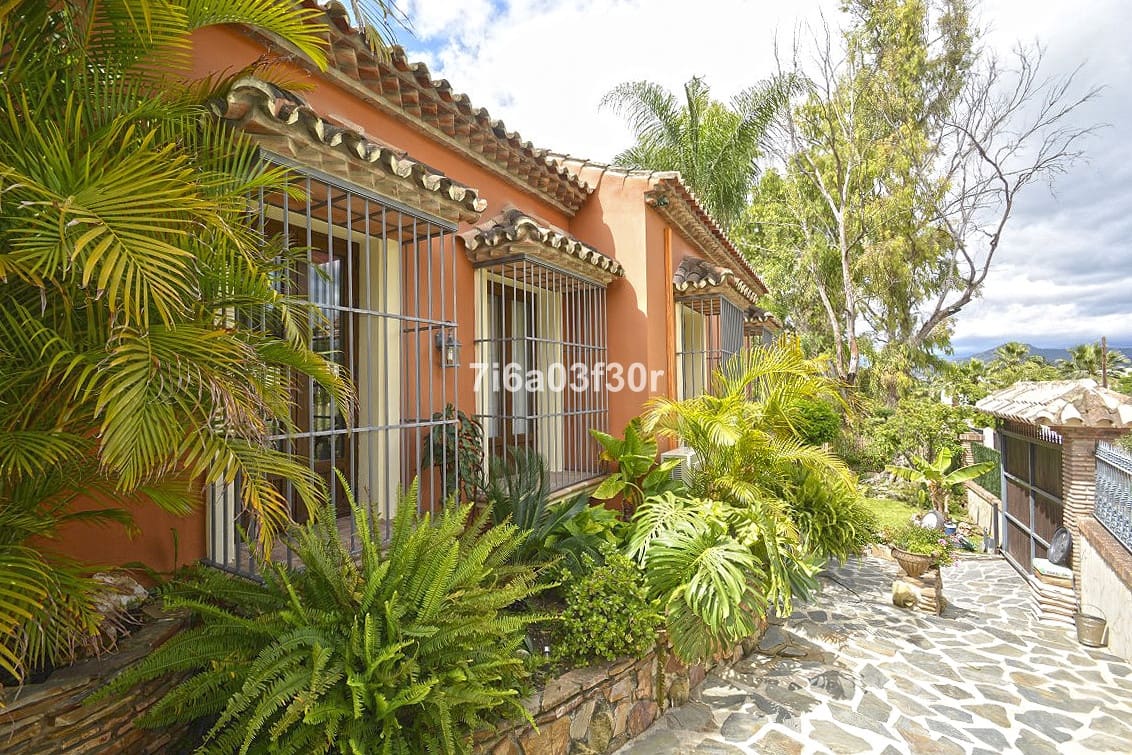 4 makuuhuone Huvila lomavuokrausta paikassa Nueva Andalucia mukana uima-altaan 
autotalli - 3 500 € (Ref: 10032435)