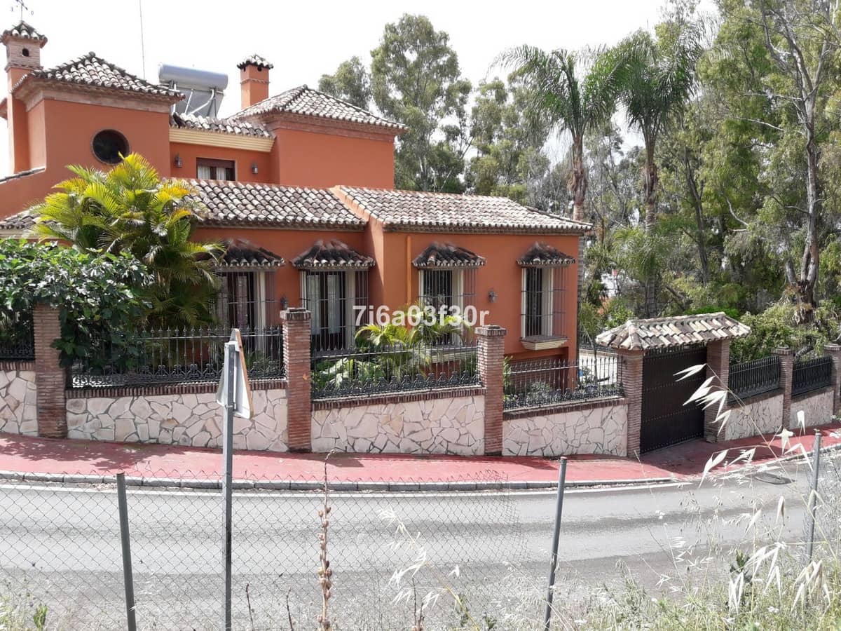 4 makuuhuone Huvila lomavuokrausta paikassa Nueva Andalucia mukana uima-altaan 
autotalli - 3 500 € (Ref: 10032435)