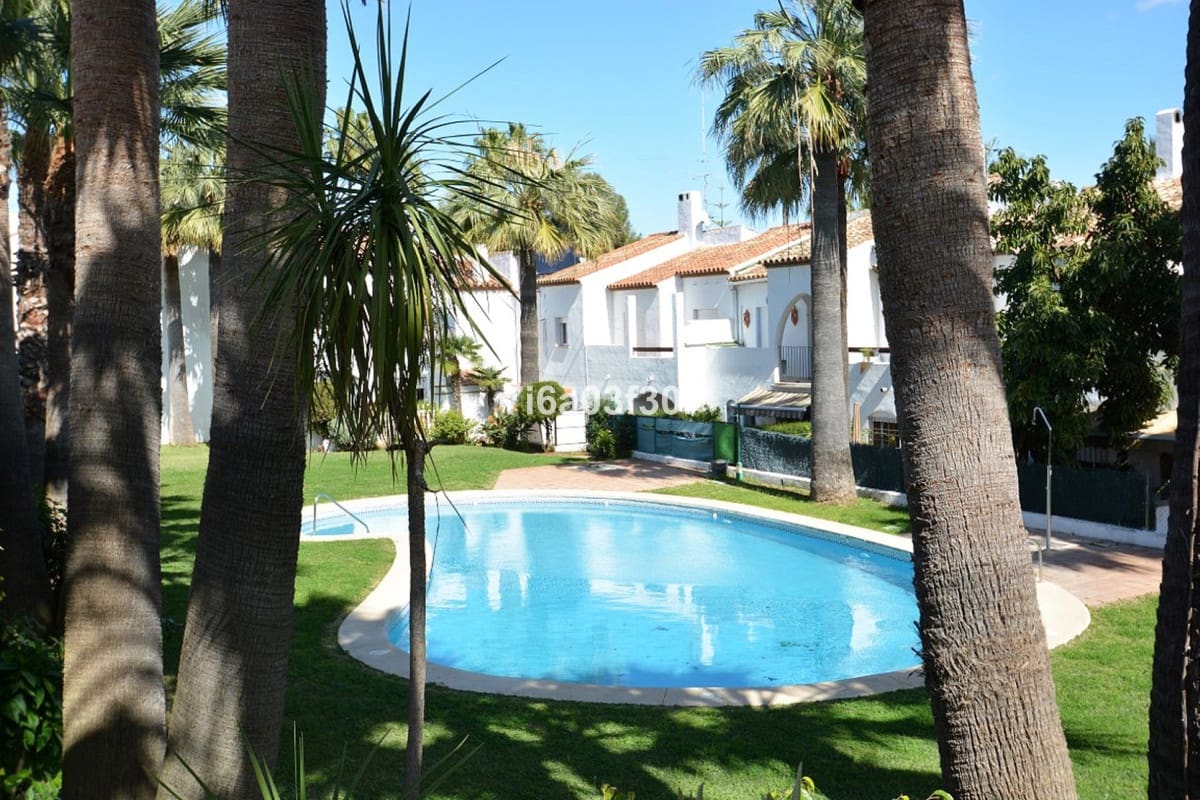 3 makuuhuone Omakotitalo vuokrattavana paikassa Estepona mukana uima-altaan 
autotalli - 2 000 € (Ref: 10116037)