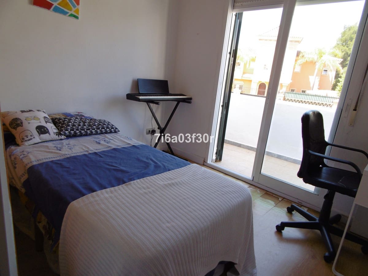 3 makuuhuone Omakotitalo vuokrattavana paikassa Estepona mukana uima-altaan 
autotalli - 2 000 € (Ref: 10116037)