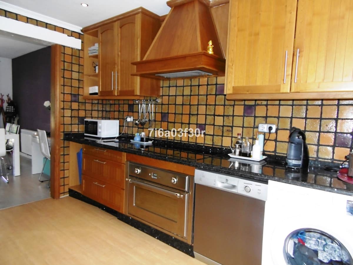 3 makuuhuone Omakotitalo vuokrattavana paikassa Estepona mukana uima-altaan 
autotalli - 2 000 € (Ref: 10116037)