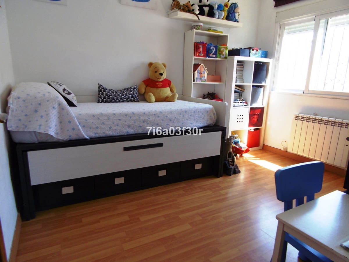3 makuuhuone Omakotitalo vuokrattavana paikassa Estepona mukana uima-altaan 
autotalli - 2 000 € (Ref: 10116037)