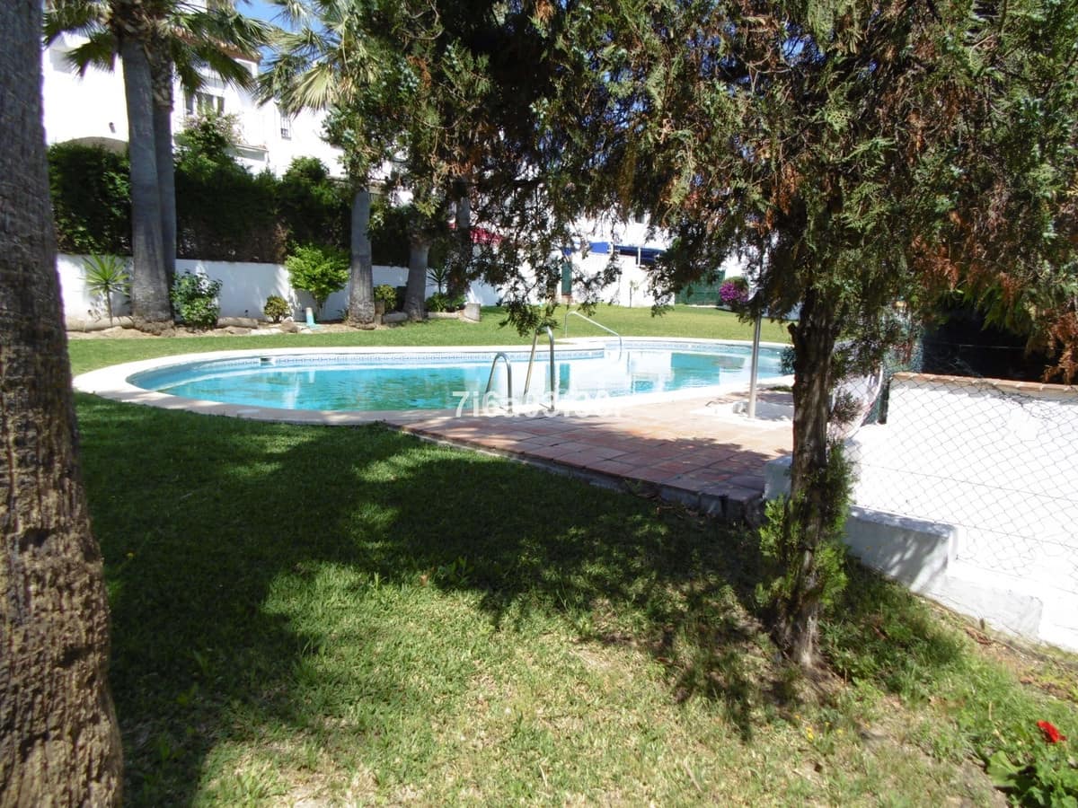 3 makuuhuone Omakotitalo vuokrattavana paikassa Estepona mukana uima-altaan 
autotalli - 2 000 € (Ref: 10116037)