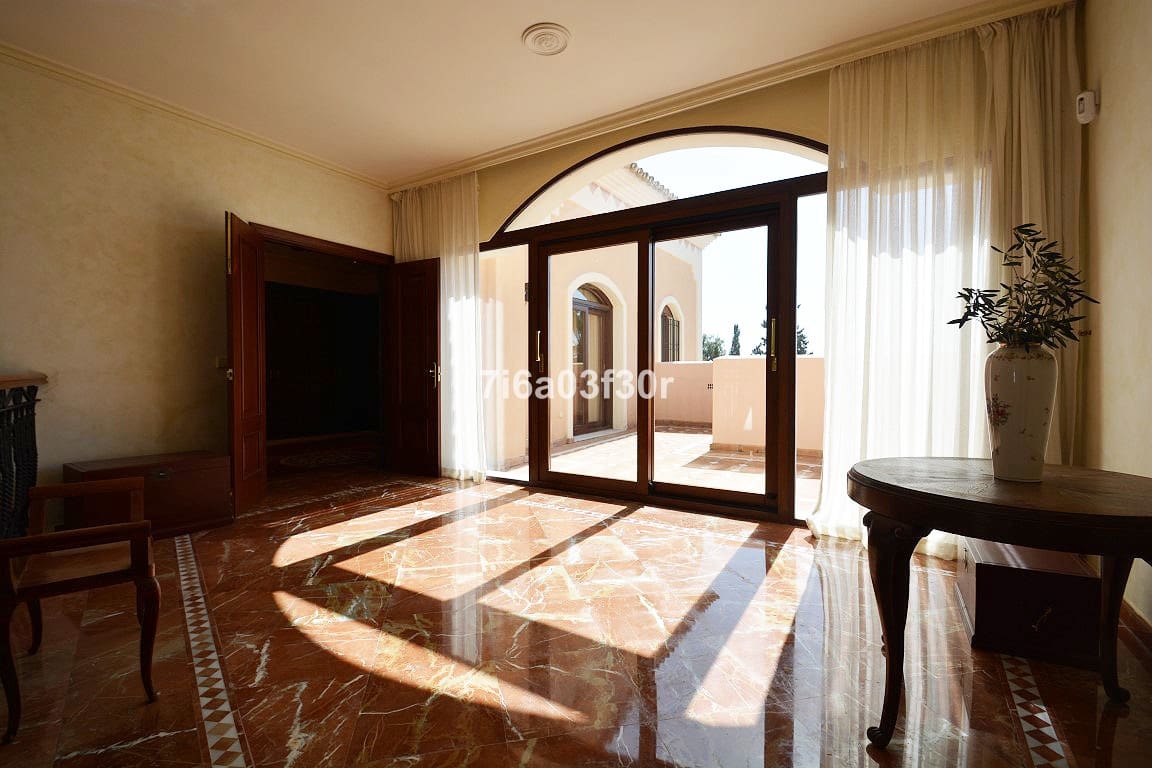 5 soverom Villa til salgs i Nueva Andalucia med svømmebasseng garasje - € 7 000 (Ref: 9369225)