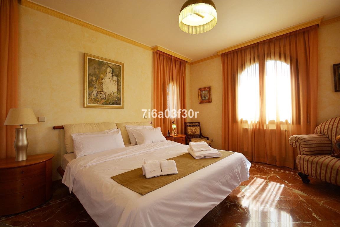 5 soverom Villa til salgs i Nueva Andalucia med svømmebasseng garasje - € 7 000 (Ref: 9369225)
