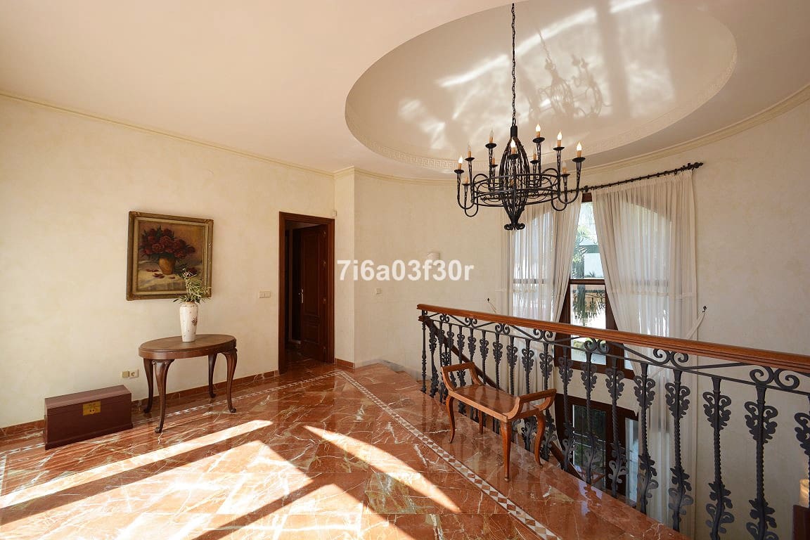 5 soverom Villa til salgs i Nueva Andalucia med svømmebasseng garasje - € 7 000 (Ref: 9369225)
