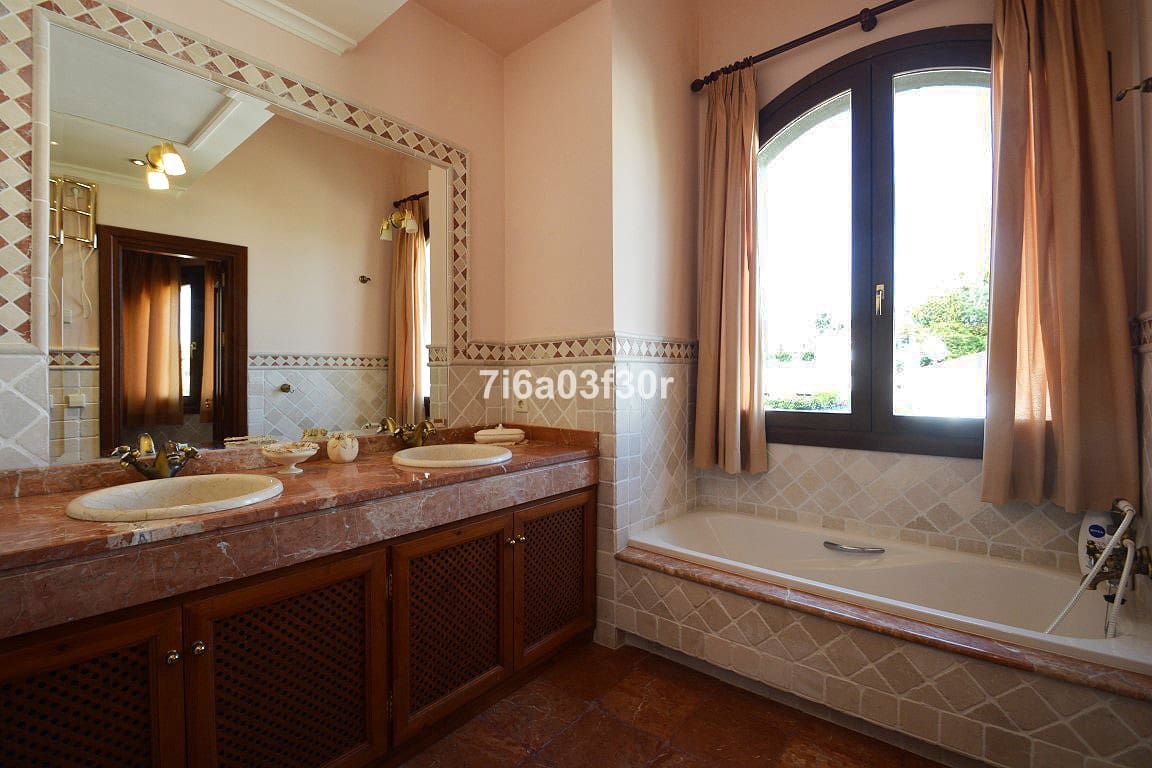 5 soverom Villa til salgs i Nueva Andalucia med svømmebasseng garasje - € 7 000 (Ref: 9369225)