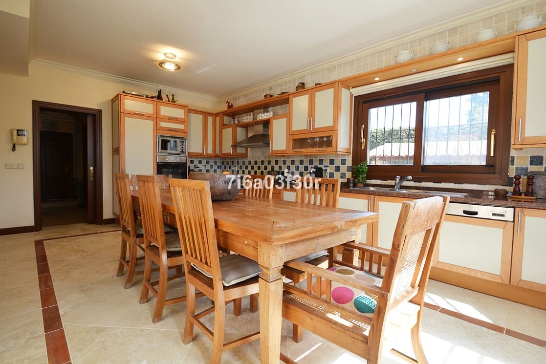 5 soverom Villa til salgs i Nueva Andalucia med svømmebasseng garasje - € 7 000 (Ref: 9369225)