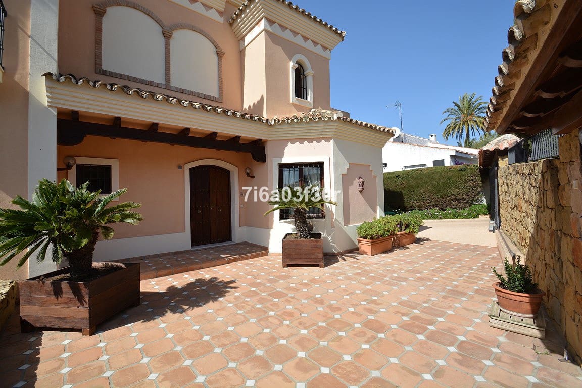 5 soverom Villa til salgs i Nueva Andalucia med svømmebasseng garasje - € 7 000 (Ref: 9369225)