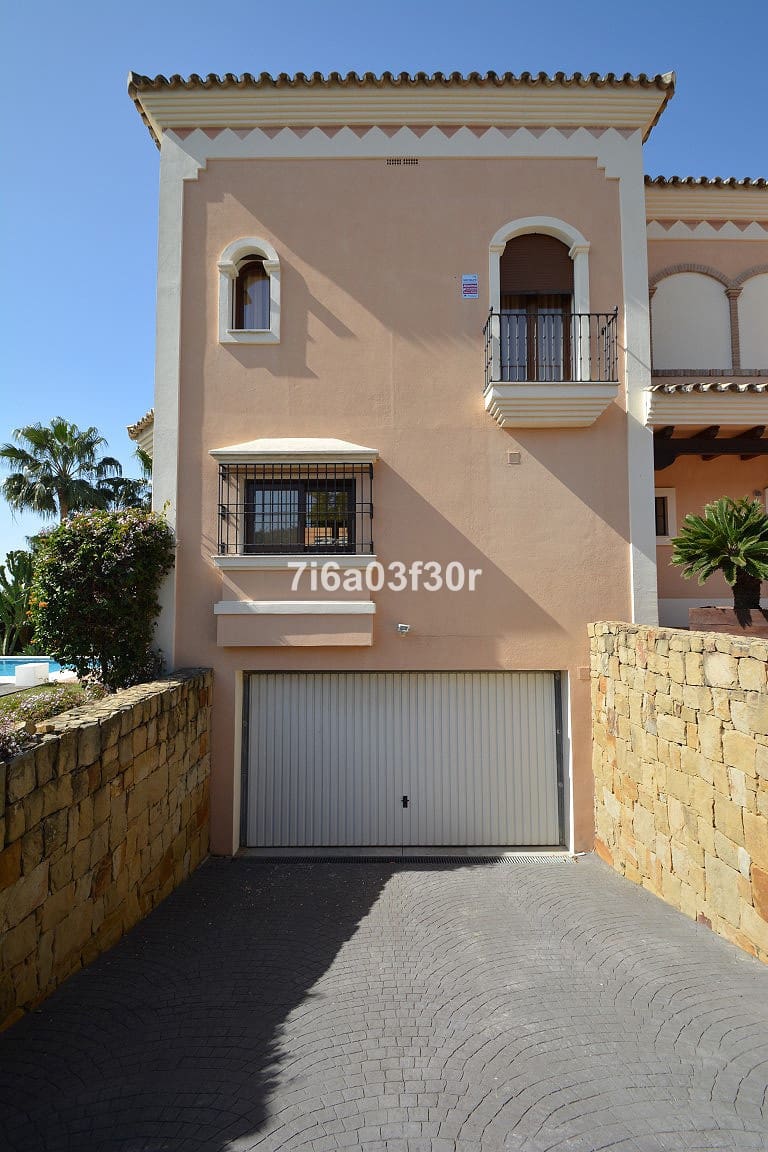 5 soverom Villa til salgs i Nueva Andalucia med svømmebasseng garasje - € 7 000 (Ref: 9369225)