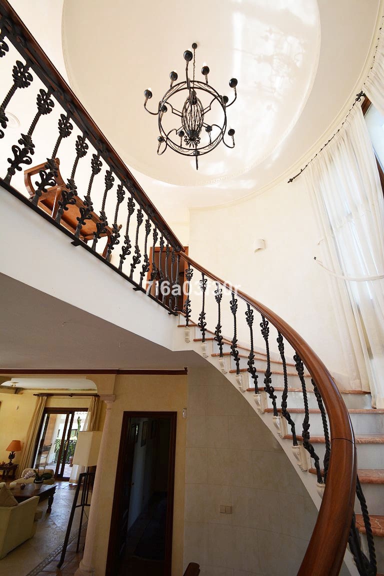 5 soverom Villa til salgs i Nueva Andalucia med svømmebasseng garasje - € 7 000 (Ref: 9369225)