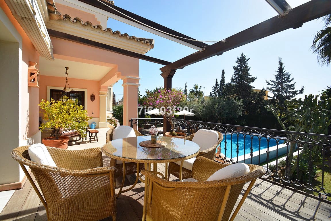 5 soverom Villa til salgs i Nueva Andalucia med svømmebasseng garasje - € 7 000 (Ref: 9369225)