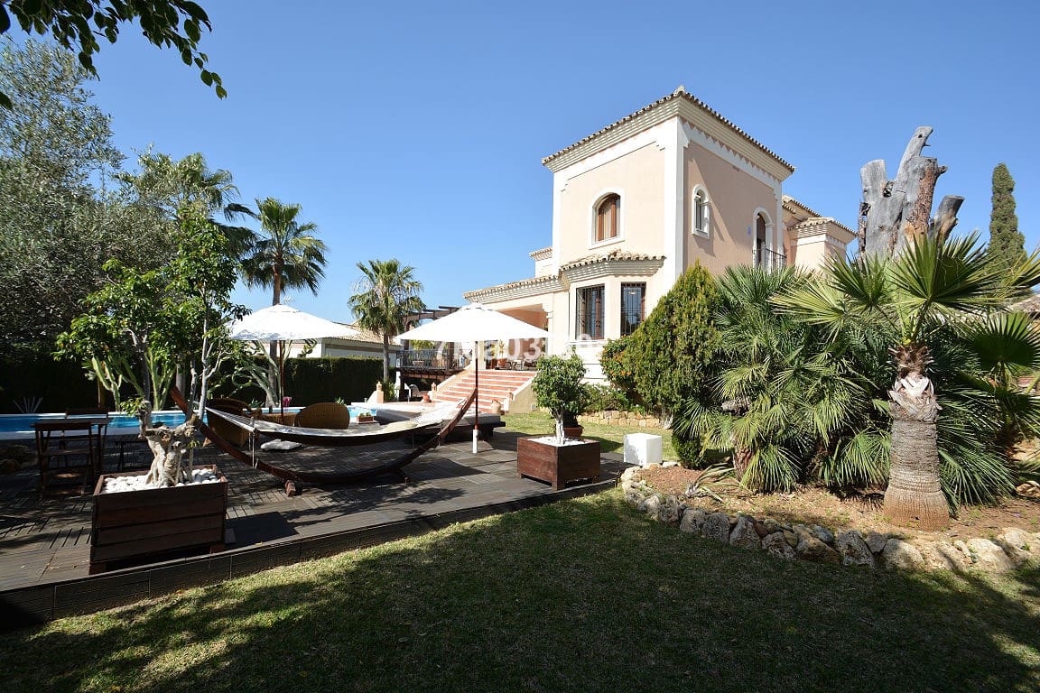 5 soverom Villa til salgs i Nueva Andalucia med svømmebasseng garasje - € 7 000 (Ref: 9369225)