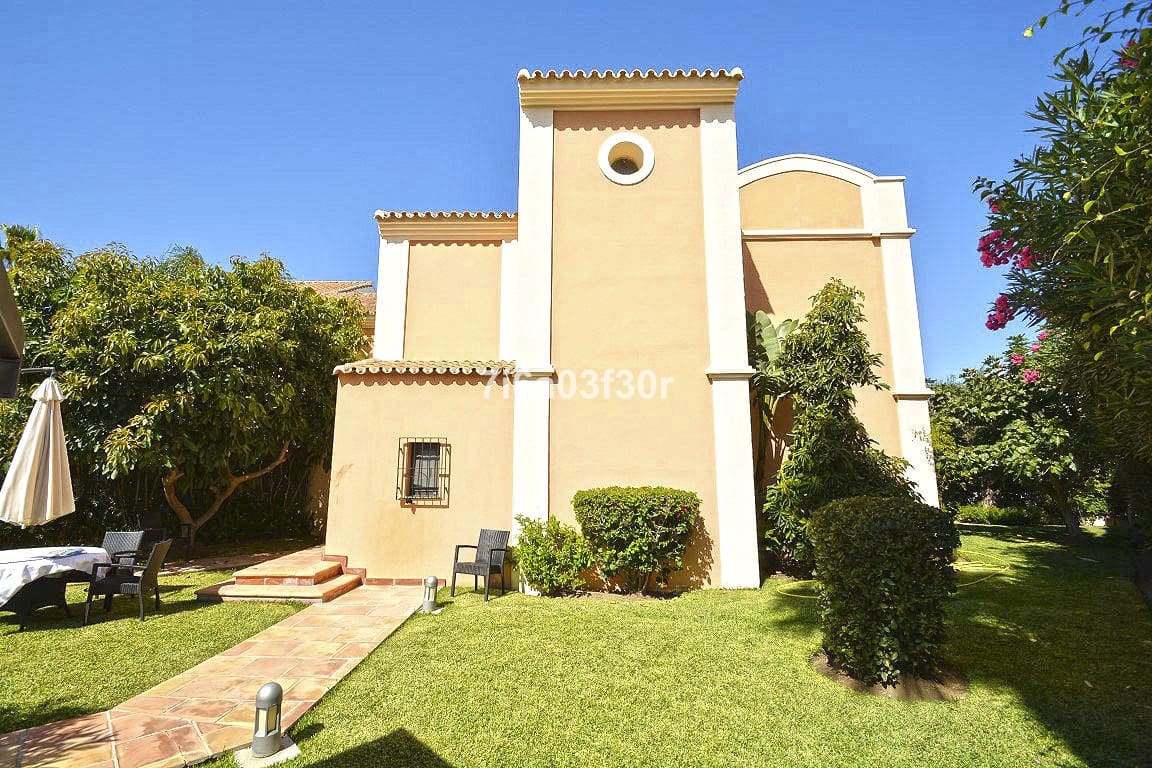 Maison de Ville de 3 chambres à louer à San Pedro de Alcantara avec garage - 3 300 € (Ref: 9369227)
