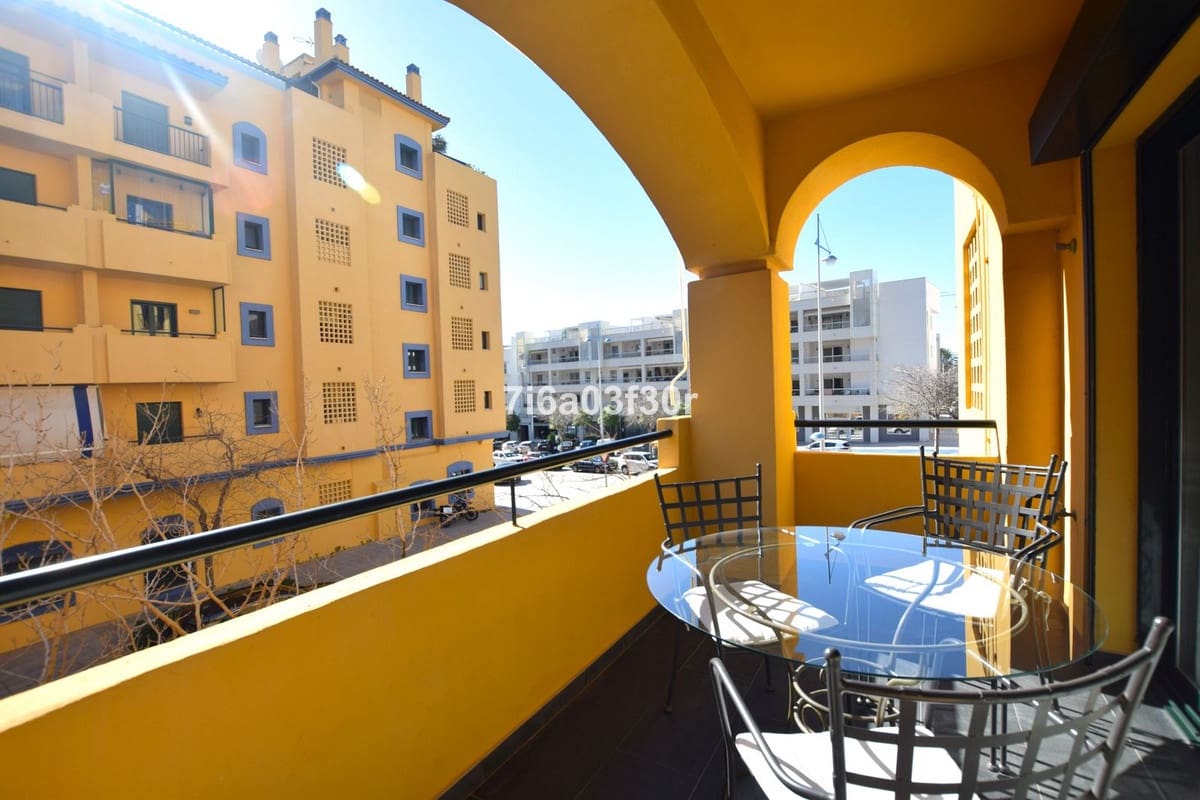 Apartamento de 3 habitaciones en San Pedro de Alcantara en alquiler con piscina garaje - 2.200 € (Ref: 9369231)