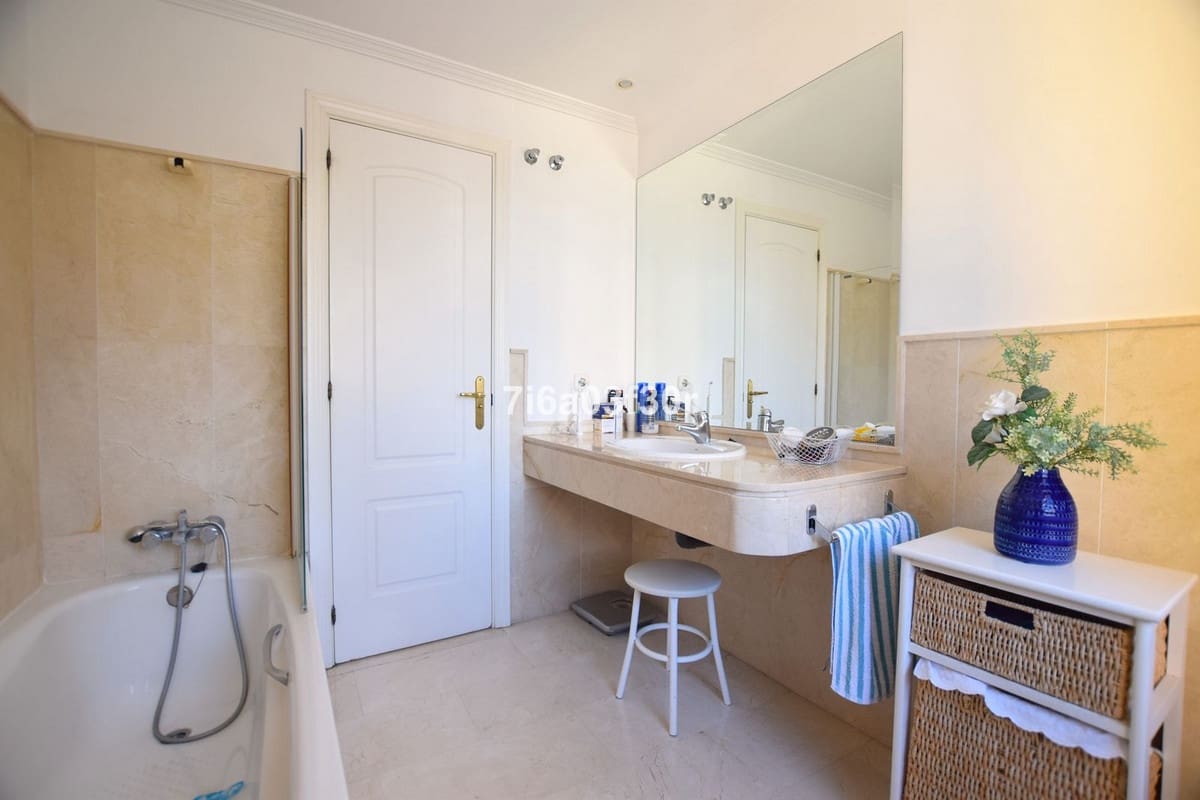 Apartamento de 3 habitaciones en San Pedro de Alcantara en alquiler con piscina garaje - 2.200 € (Ref: 9369231)