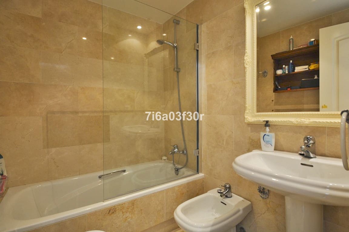 5 makuuhuone Omakotitalo vuokrattavana paikassa San Pedro de Alcantara mukana uima-altaan 
autotalli - 3 500 € (Ref: 9369235)