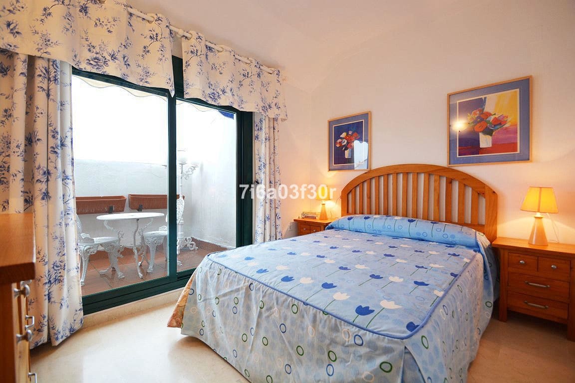 Penthouse de 3 chambres de location de vacances à San Pedro de Alcantara avec piscine garage - 1 300 € (Ref: 9369239)