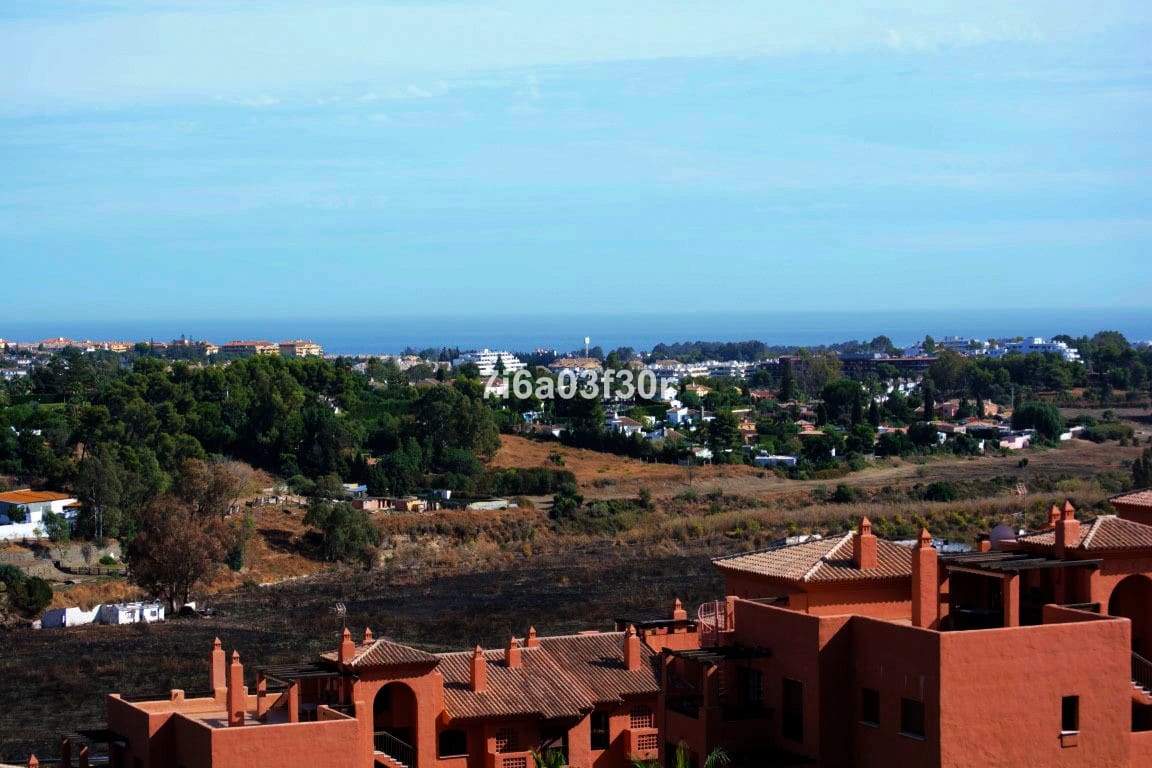 3 soverom Penthouse til leie i Benahavis med svømmebasseng garasje - € 2 400 (Ref: 9369243)