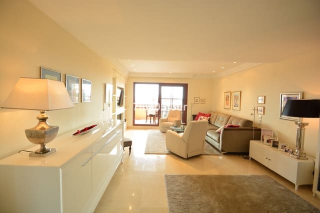 3 bedroom Penthouse for holiday rental in Benahavís with pool garage - € 1,800 (Ref: 9369244)