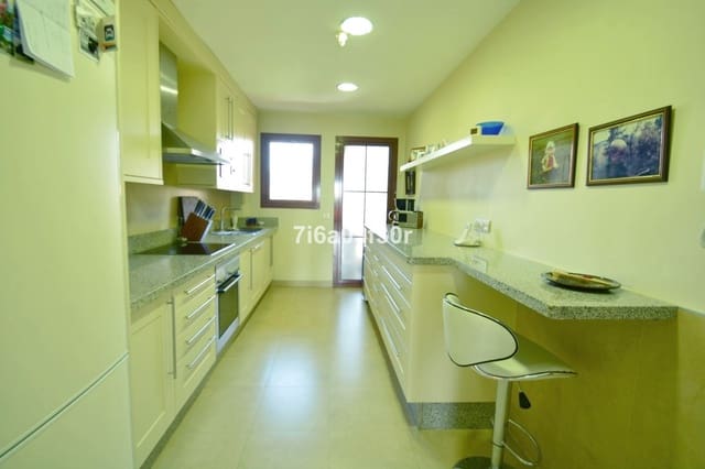 3 bedroom Penthouse for holiday rental in Benahavís with pool garage - € 1,800 (Ref: 9369244)