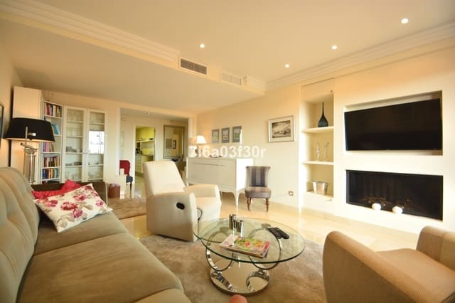 3 bedroom Penthouse for holiday rental in Benahavís with pool garage - € 1,800 (Ref: 9369244)