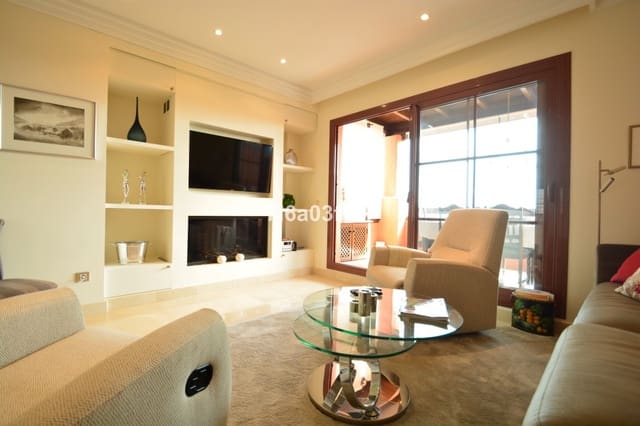 3 bedroom Penthouse for holiday rental in Benahavís with pool garage - € 1,800 (Ref: 9369244)