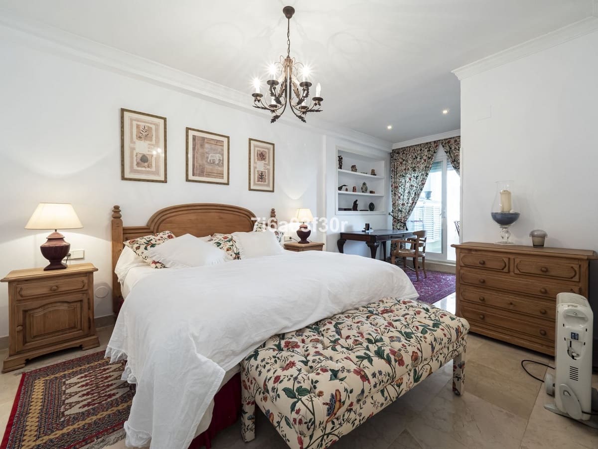 Apartamento de 2 habitaciones en Puerto Banus en venta con piscina garaje - 1.575.000 € (Ref: 9397031)