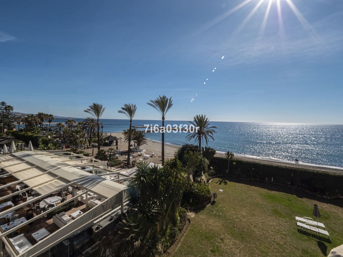Apartamento de 2 habitaciones en Puerto Banus en venta con piscina garaje - 1.575.000 € (Ref: 9397031)