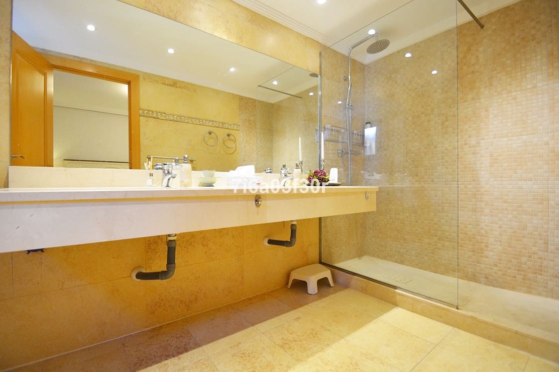 2 sypialnia Penthouse na kwatery wakacyjne w San Pedro de Alcantara z basenem garażem - 1 000 € (Ref: 9432606)