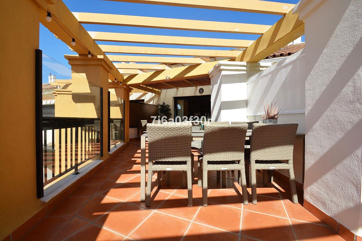 2 sypialnia Penthouse na kwatery wakacyjne w San Pedro de Alcantara z basenem garażem - 1 000 € (Ref: 9432606)