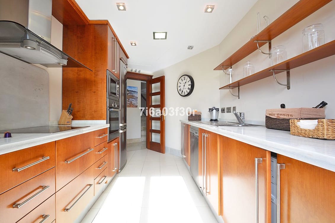 3 bedroom Penthouse for rent in San Pedro de Alcantara with pool garage - € 4,500 (Ref: 9438080)