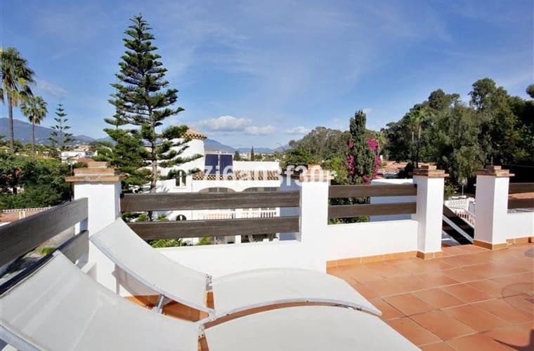 5 bedroom Villa for holiday rental in San Pedro de Alcantara with pool garage - € 2,160 (Ref: 9492706)