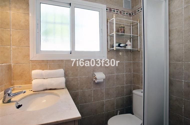   5 soveværelse   ferieVilla i San Pedro de Alcantara   med   swimmingpool  garage  - € 3.800 (Ref: 9492706)