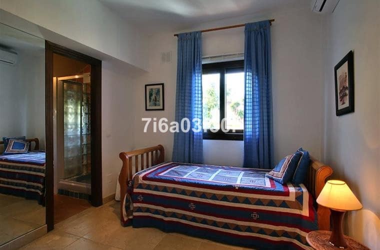   5 soveværelse   ferieVilla i San Pedro de Alcantara   med   swimmingpool  garage  - € 3.800 (Ref: 9492706)