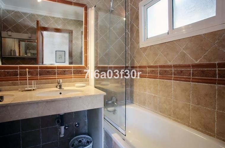   5 soveværelse   ferieVilla i San Pedro de Alcantara   med   swimmingpool  garage  - € 3.800 (Ref: 9492706)