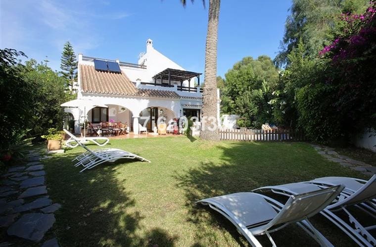   5 soveværelse   ferieVilla i San Pedro de Alcantara   med   swimmingpool  garage  - € 3.800 (Ref: 9492706)