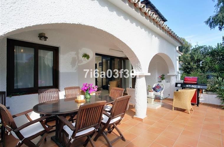   5 soveværelse   ferieVilla i San Pedro de Alcantara   med   swimmingpool  garage  - € 3.800 (Ref: 9492706)