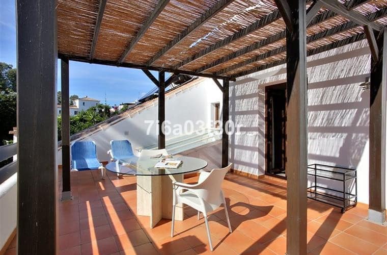   5 soveværelse   ferieVilla i San Pedro de Alcantara   med   swimmingpool  garage  - € 3.800 (Ref: 9492706)