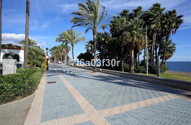   5 soveværelse   ferieVilla i San Pedro de Alcantara   med   swimmingpool  garage  - € 3.800 (Ref: 9492706)