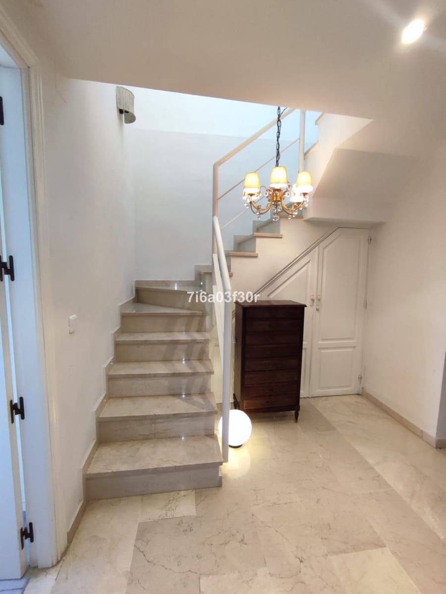 3 makuuhuone Kattohuoneisto lomavuokrausta paikassa San Pedro de Alcantara mukana uima-altaan 
autotalli - 2 000 € (Ref: 9603524)