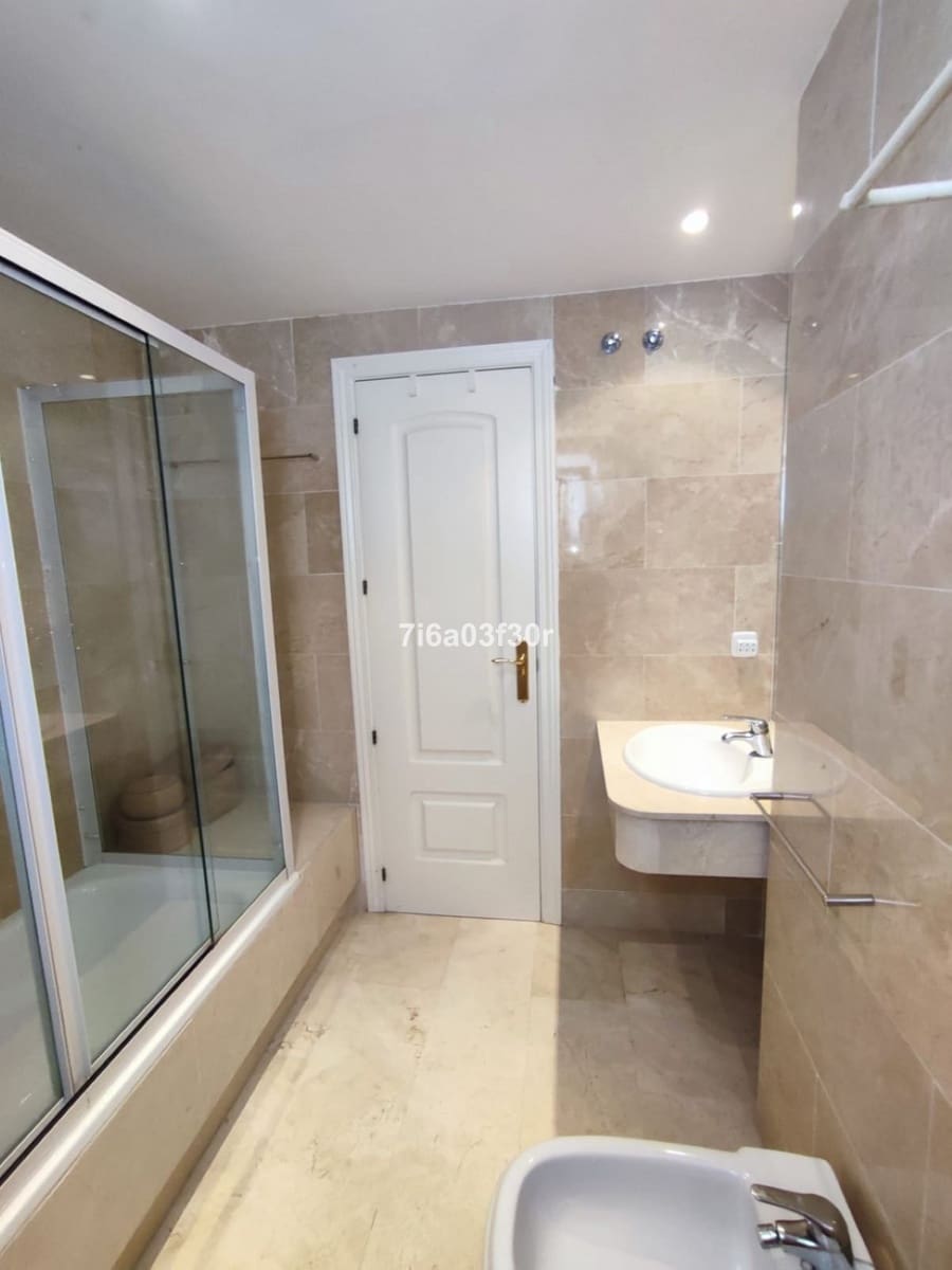 3 sypialnia Penthouse do wynajęcia w San Pedro de Alcantara z basenem garażem - 2 400 € (Ref: 9610225)