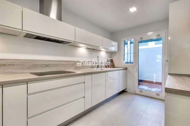 5 bedroom Townhouse for sale in San Pedro de Alcantara, Marbella with pool garage - € 1,390,000 (Ref: 9614112)