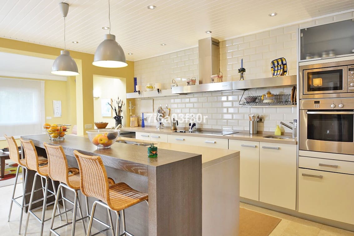 4 bedroom Townhouse for rent in San Pedro de Alcantara with pool garage - € 2,200 (Ref: 9626649)